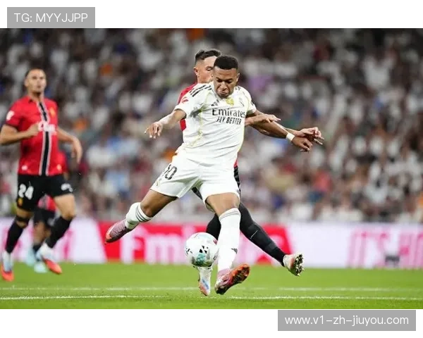 姆巴佩被拍与电影明星对笑，跨界话题再起